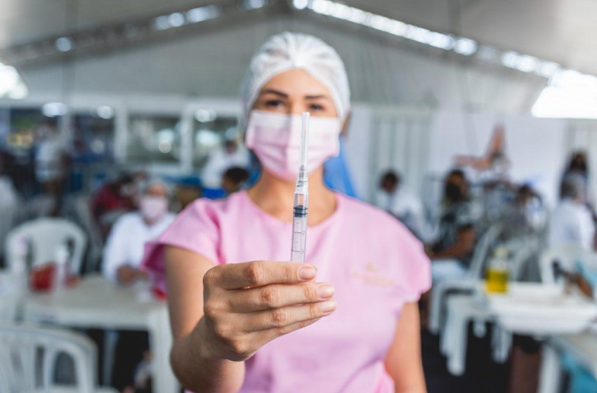 Maceió inicia vacinação de pessoas com 25 anos ou mais com a 4ª dose contra Covid