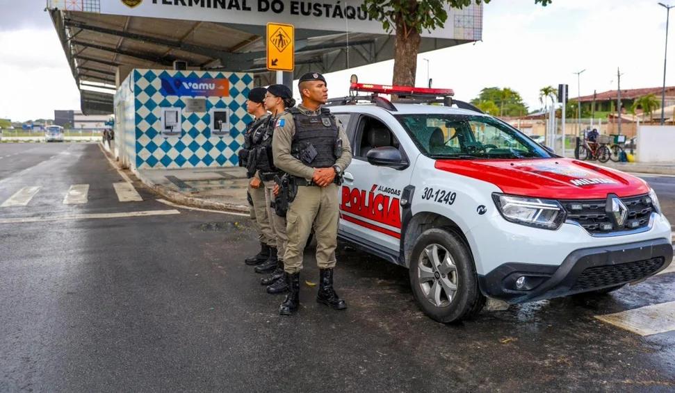 Homem é preso pela polícia por traficar drogas em mochila infantil