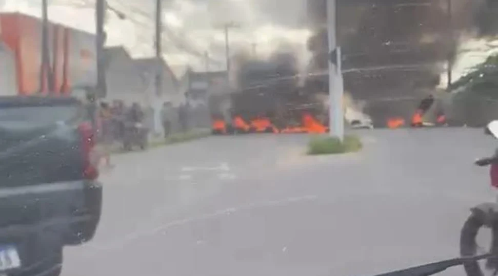 Moradores da Grota Santa Helena bloqueiam vias em protesto contra apagão de três dias