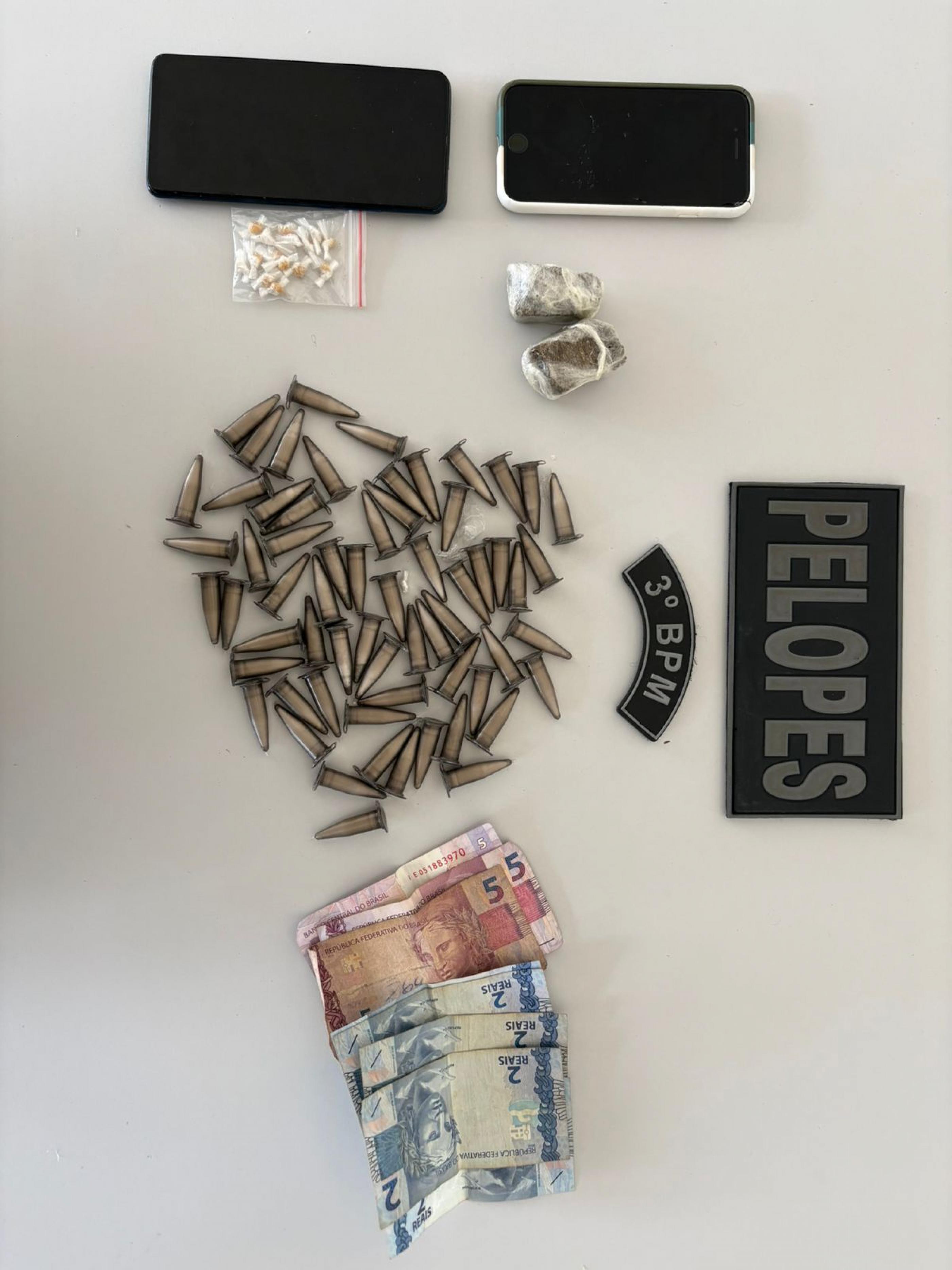 Polícia Militar apreende drogas e prende foragido da Justiça em Arapiraca