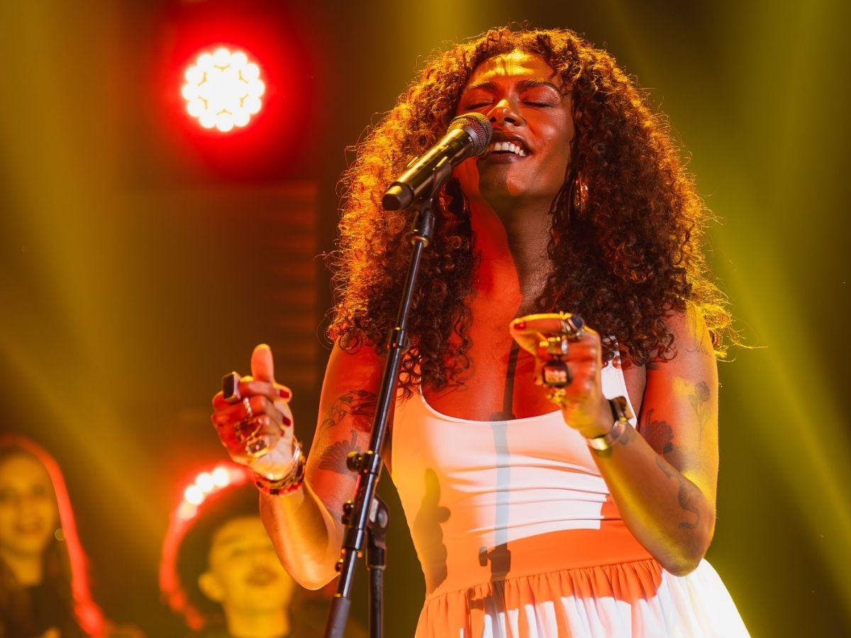 Fã acusa Liniker de arrogância e cantora rebat e fala em perseguição