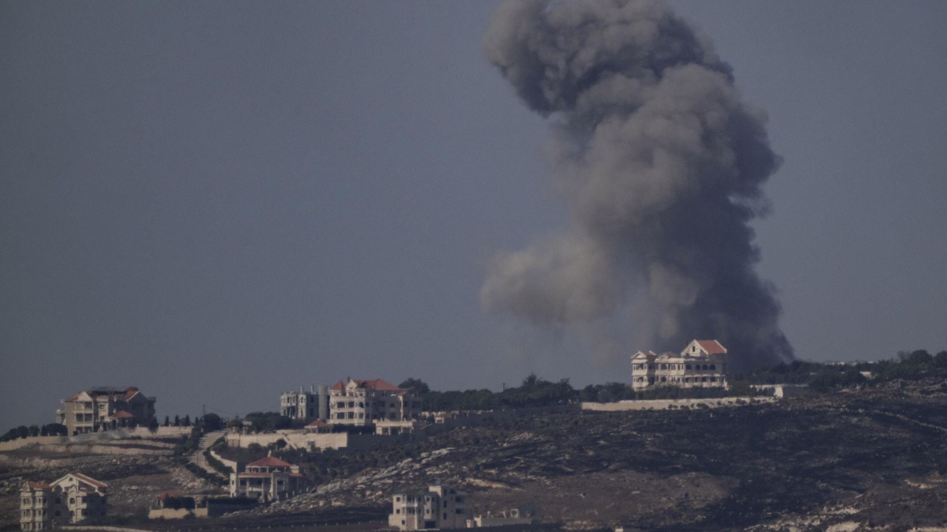 Israel ataca ambulância e fere paramédicos no sul do Líbano