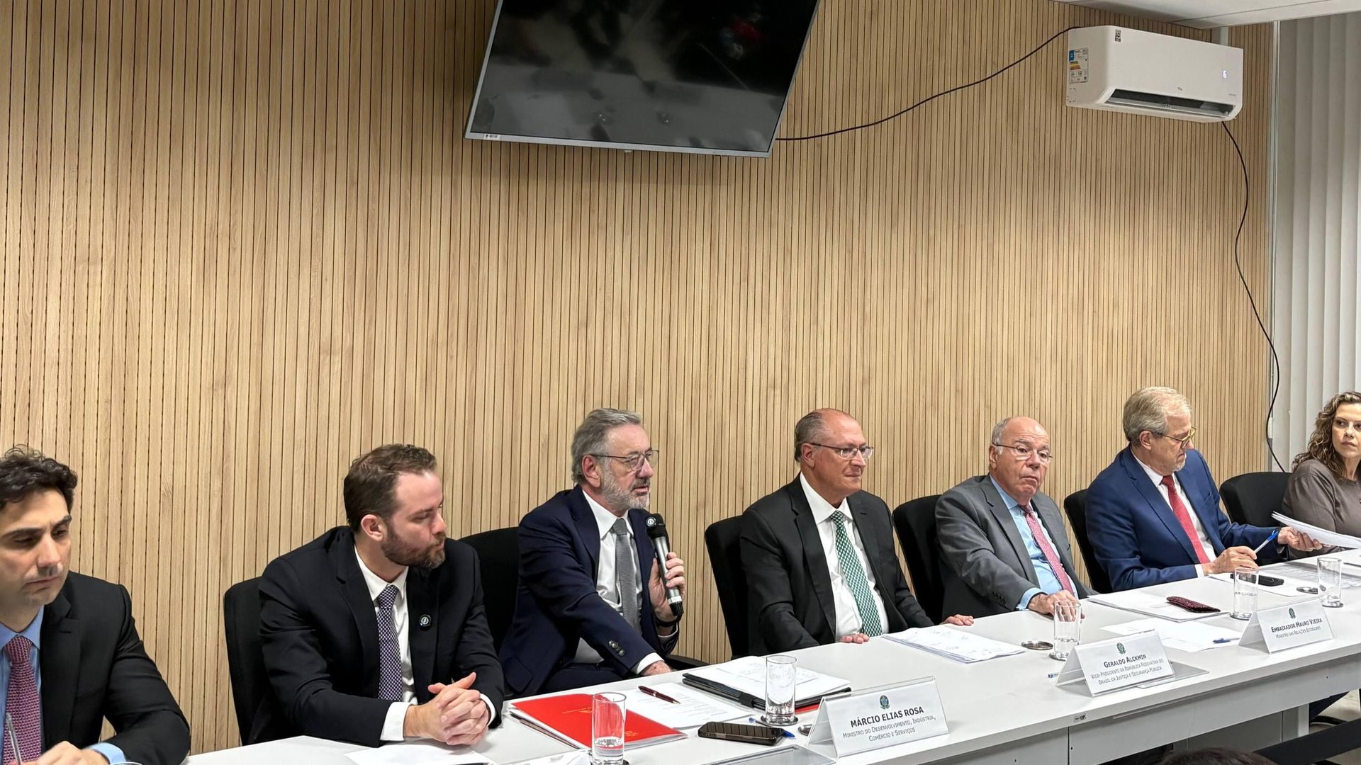 Brasil anuncia uso da Lei da Reciprocidade após tarifaço dos EUA