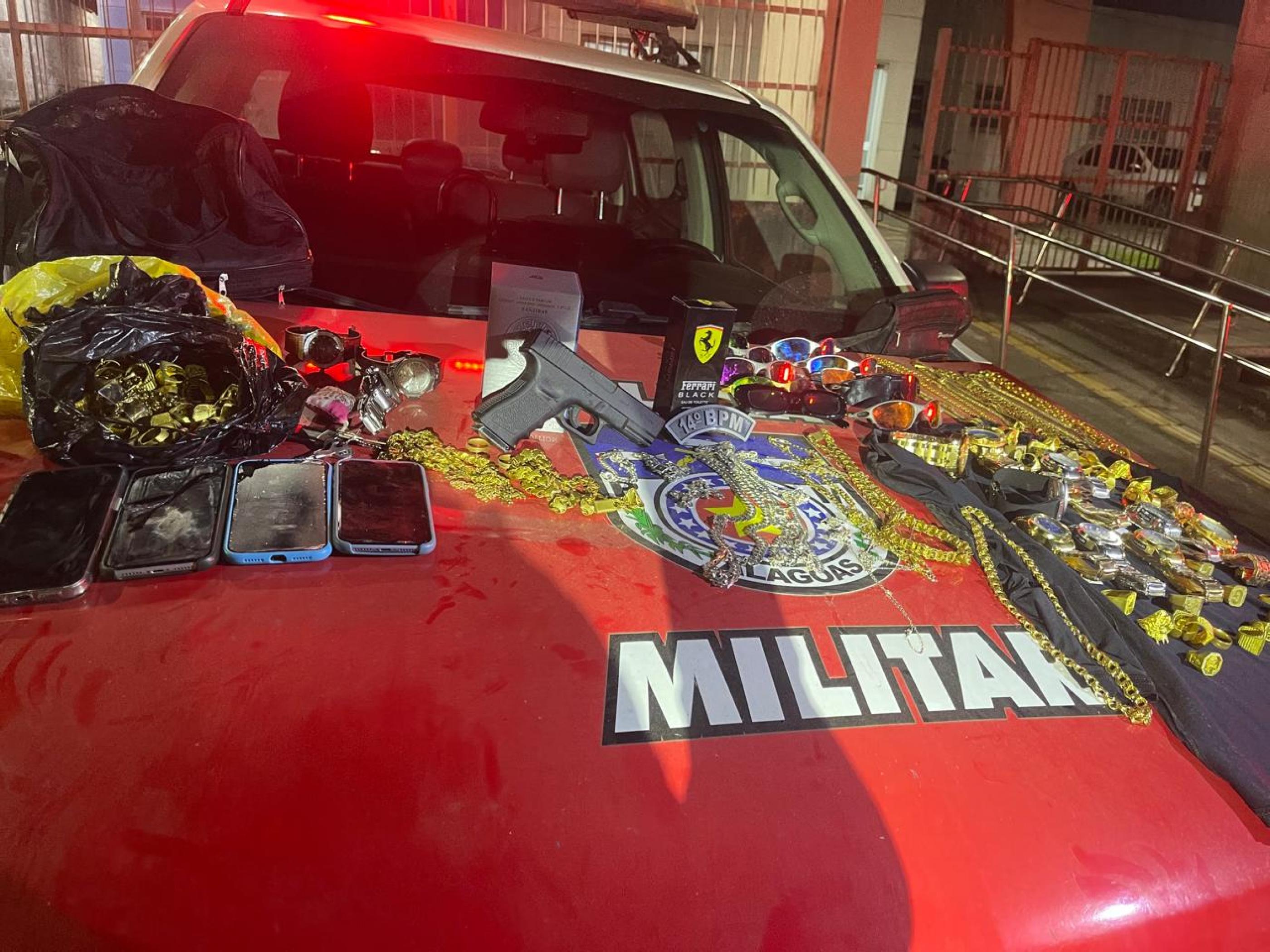 PM prende suspeitos de roubo a loja em Maceió