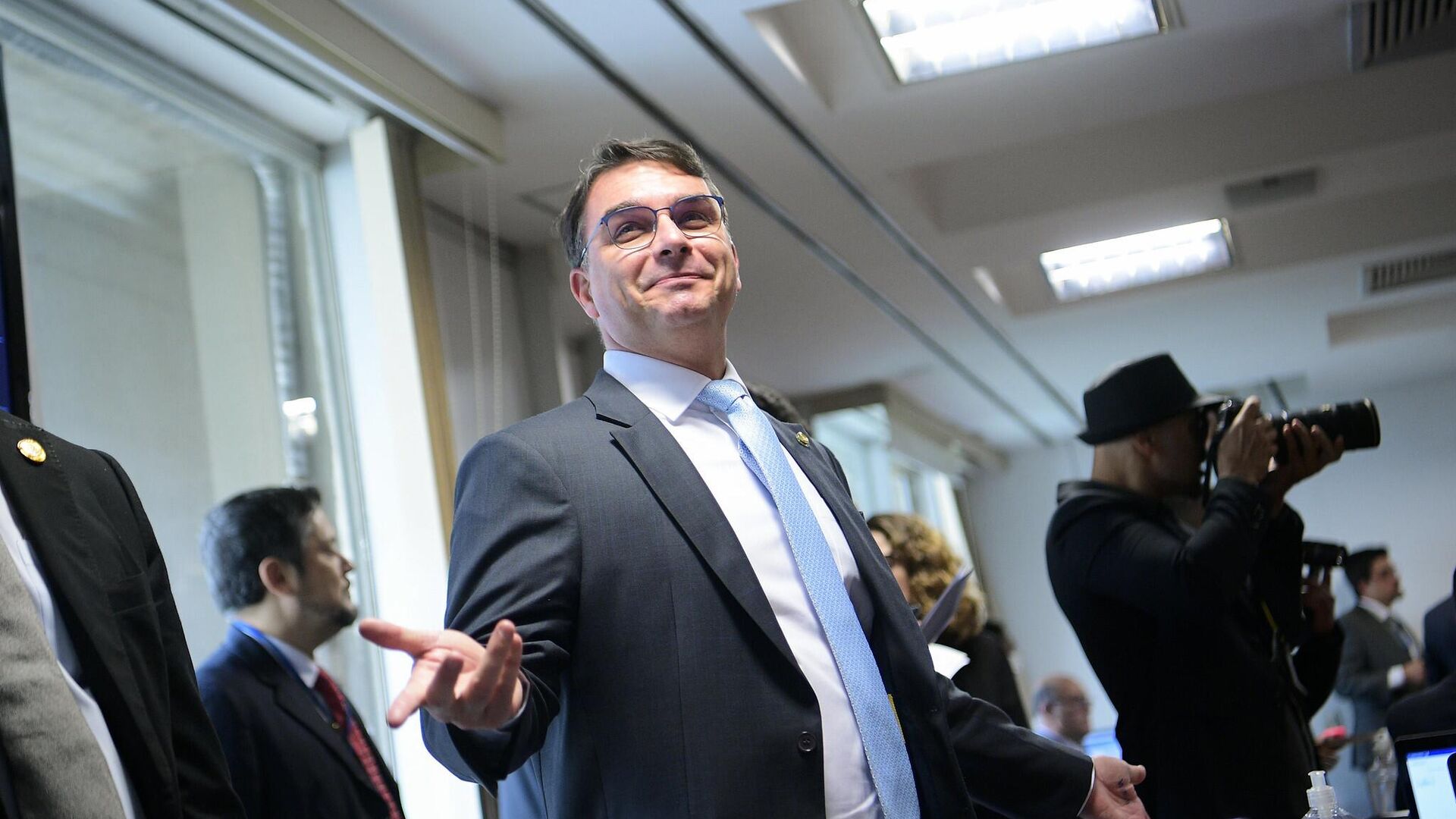 Flávio Bolsonaro sofre pressão no PL após revelação de mensagens com Daniel
