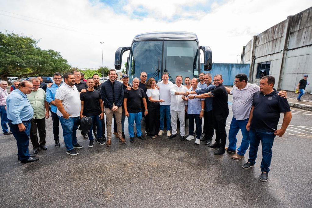 Luciano Barbosa entrega ônibus avaliado em R$ 1,7 milhão ao ASA