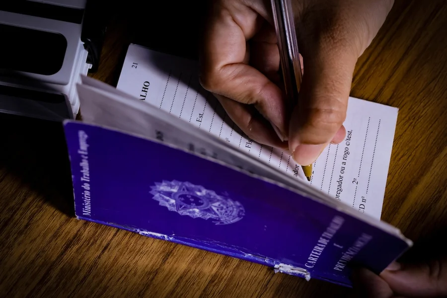 Brasil cria 85,8 mil vagas formais de emprego em abril