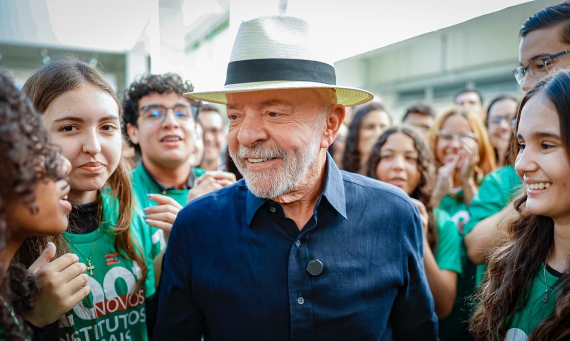 'Quem tinha que aumentar a taxa seríamos nós', afirma Lula sobre tarifas dos EUA