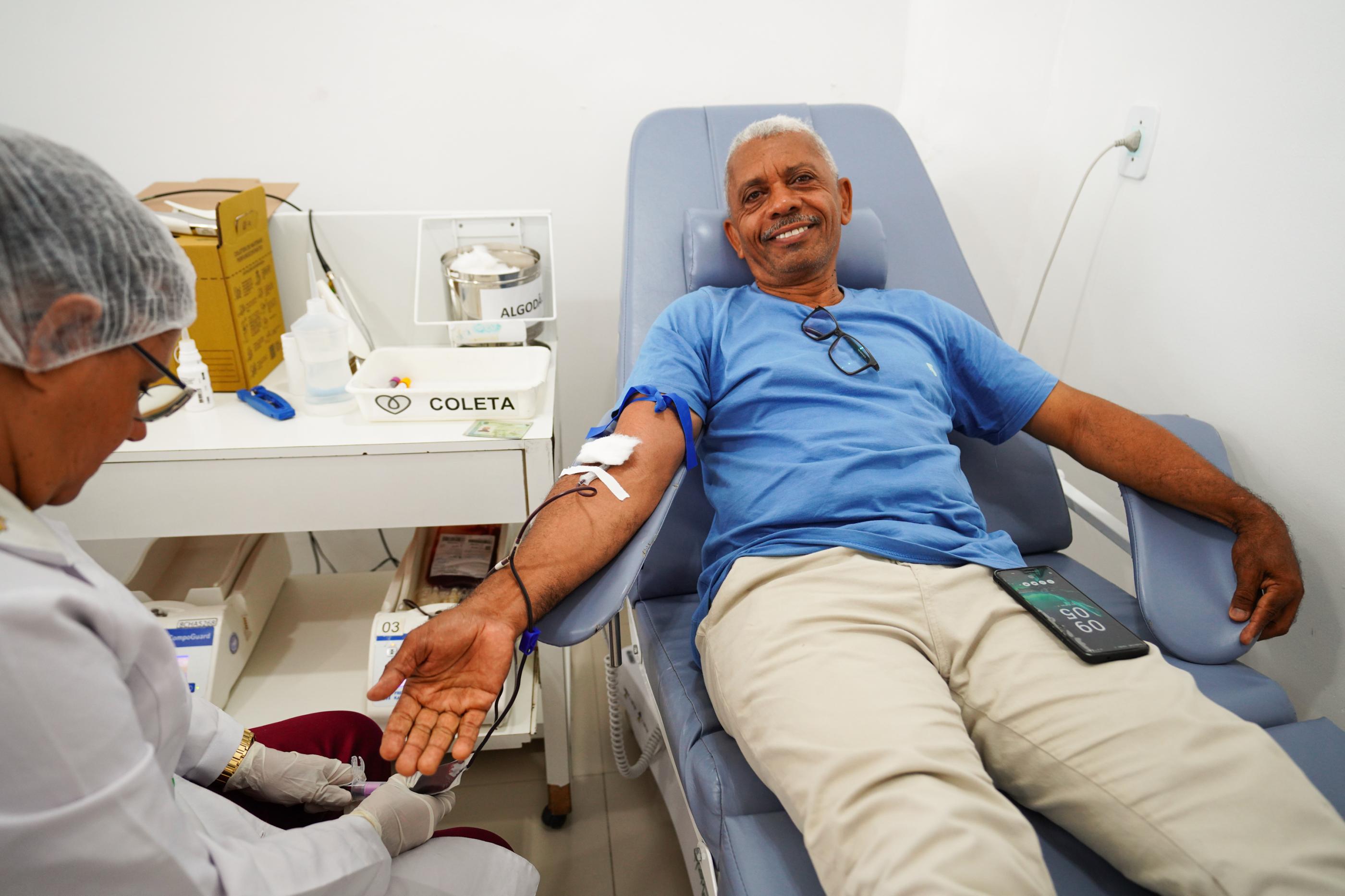 Doador alagoano completa 60 doações de sangue e é homenageado no Hemoal