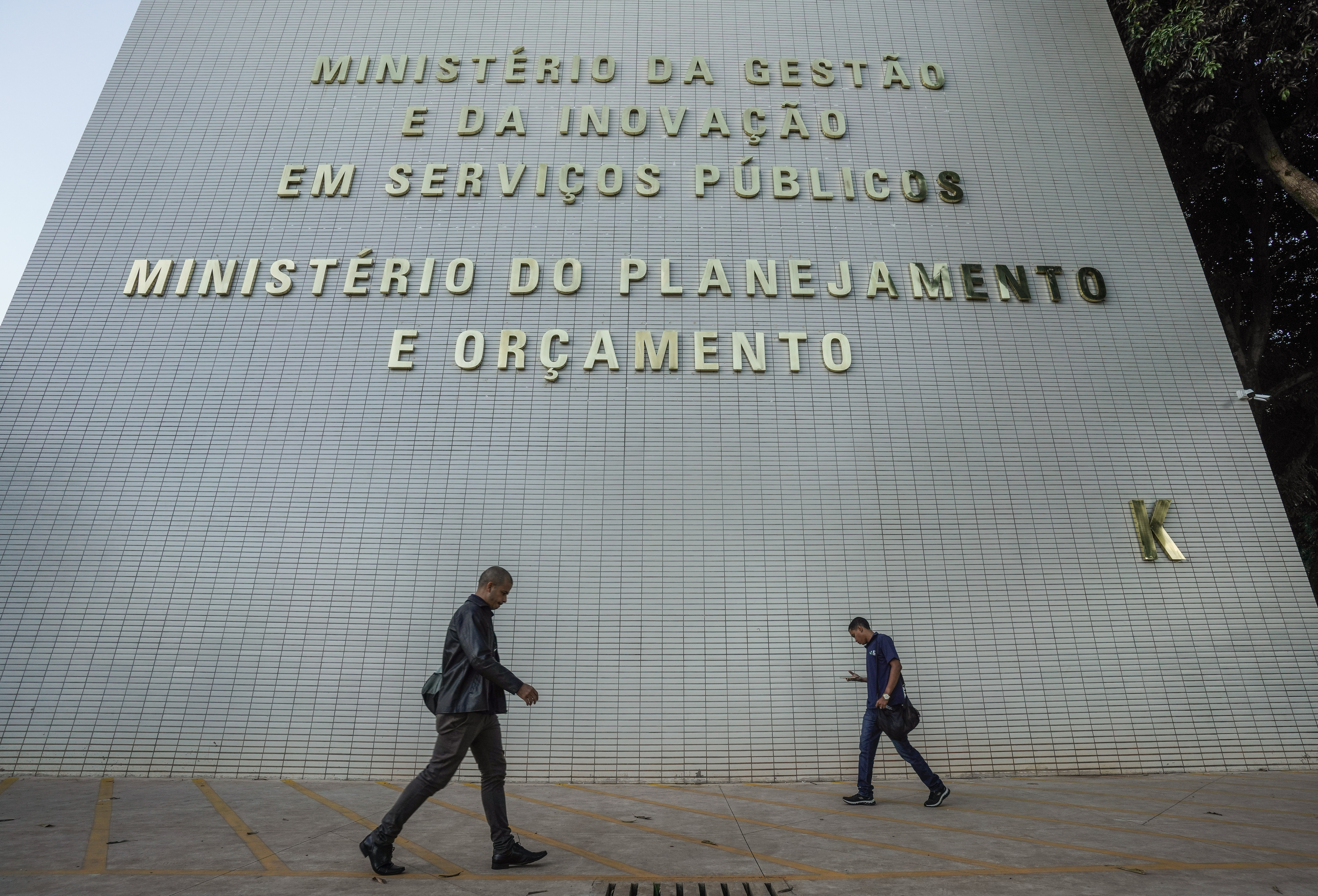 Governo planeja realocar R$ 20 bilhões no Orçamento de 2027
