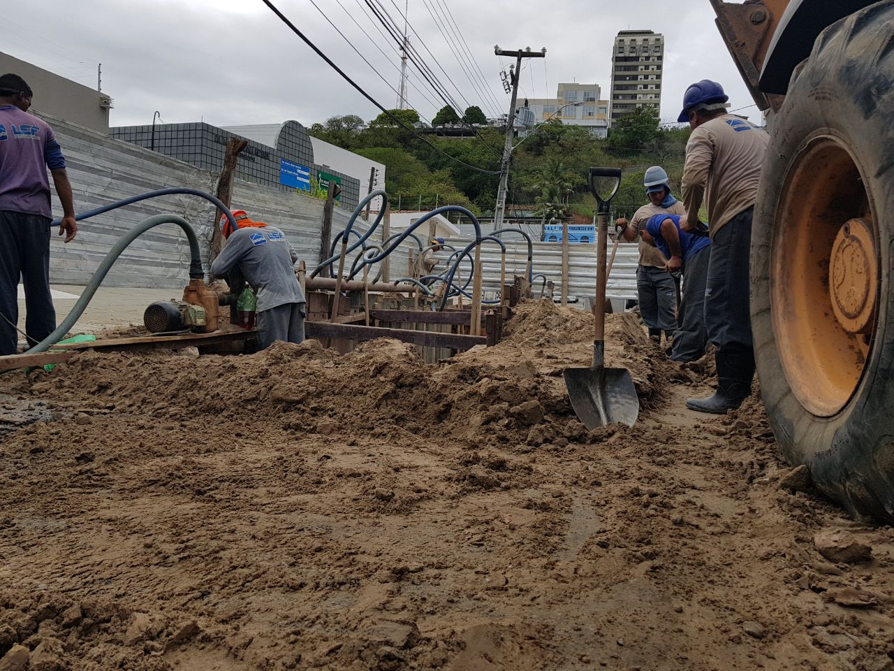 Casal e LEF Construções efetuam reparo em rede coletora de esgoto no Centro de Maceió