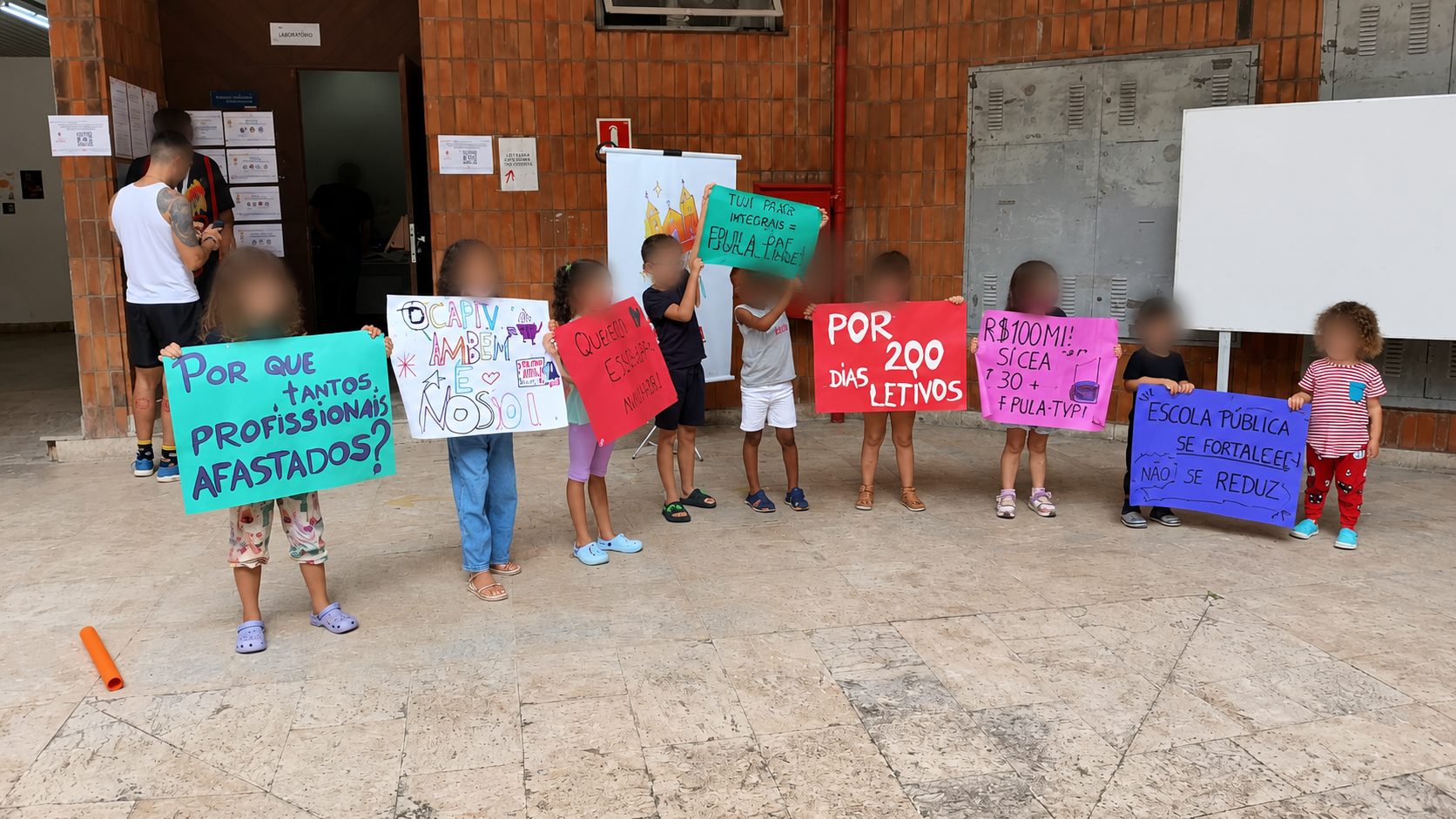 Pais de alunos de colégio da Ufal protestam e cobram mudanças
