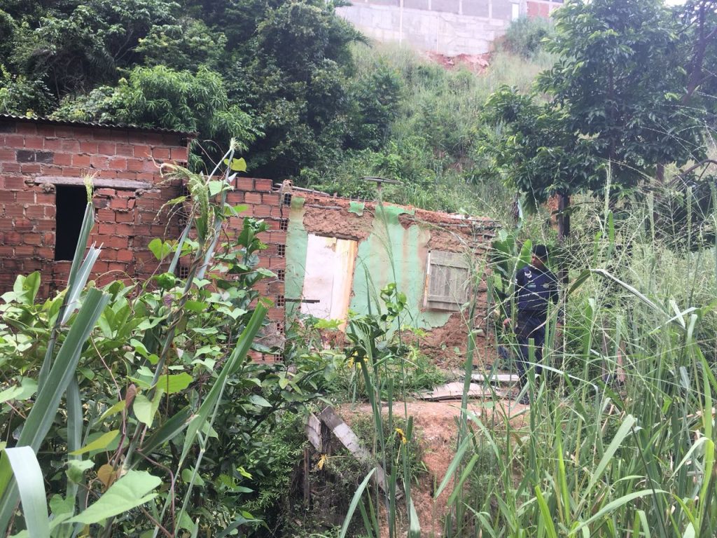 Moradias localizadas em áreas de risco começam a ser demolidas nesta quinta (19)