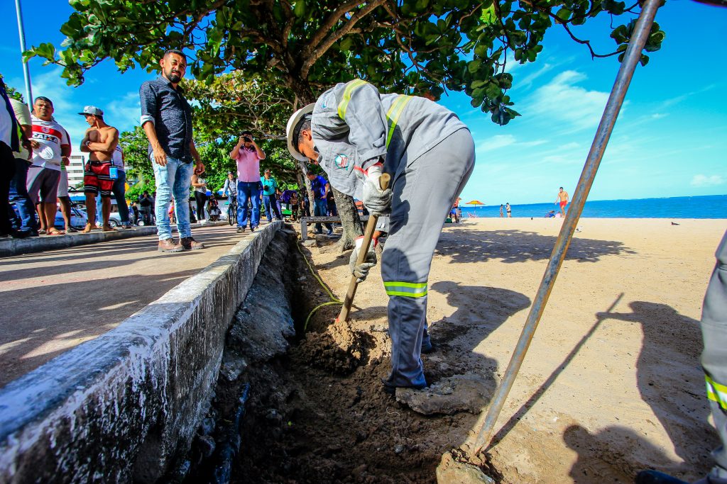 Operação combate furto de energia na orla marítima de Maceió