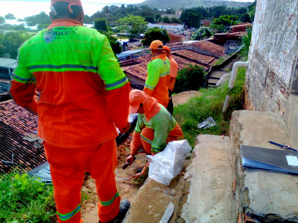 Defesa Civil inicia instalação de lonas em áreas de risco