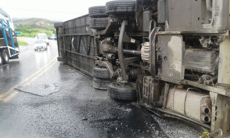 Ônibus tomba em trecho da BR-101 e deixa feridos