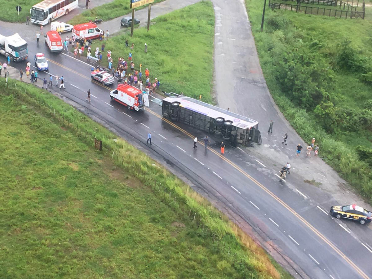 Samu Alagoas resgata vítimas em São Miguel dos Campos após tombamento de ônibus