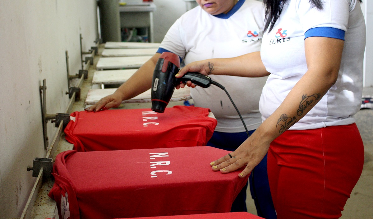 Nas oficinas do complexo penitenciário, reeducandos produzem seus próprios uniformes