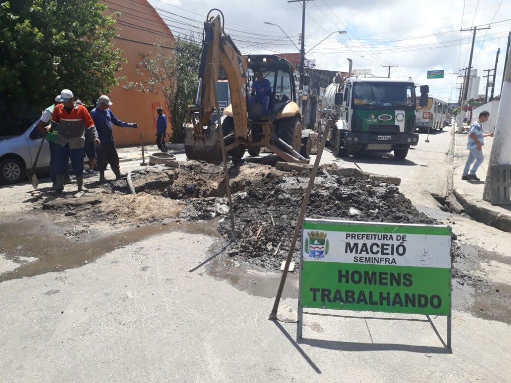 Lixo é principal causa de obstrução de galerias em Maceió
