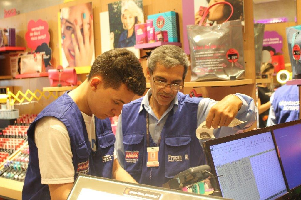 Procon Alagoas realiza fiscalização em mais de 160 lojas para o Dia das Mães