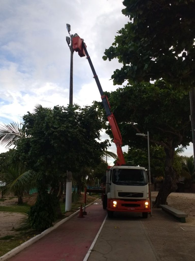 Iluminação pública: orla marítima de Maceió recebe manutenção