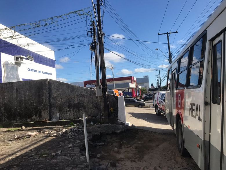 Ônibus do Benedito Bentes é assaltado e motorista é obrigado a sair da rota