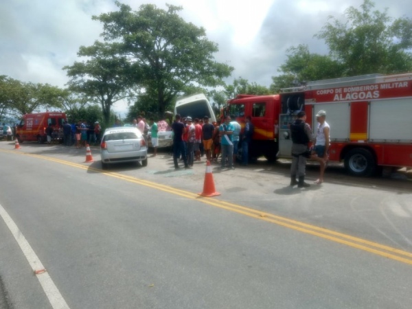 Colisão entre carro de passeio e micro-ônibus deixa uma vítima fatal