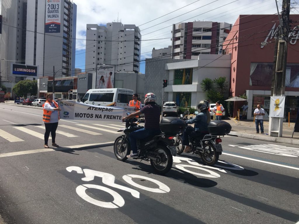 Faixa de parada para motociclistas é implantada na Jatiúca