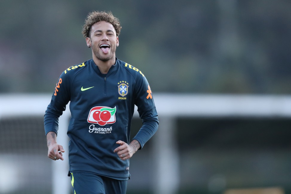 Neymar, Jesus e Danilo vão a campo para trabalho com bola