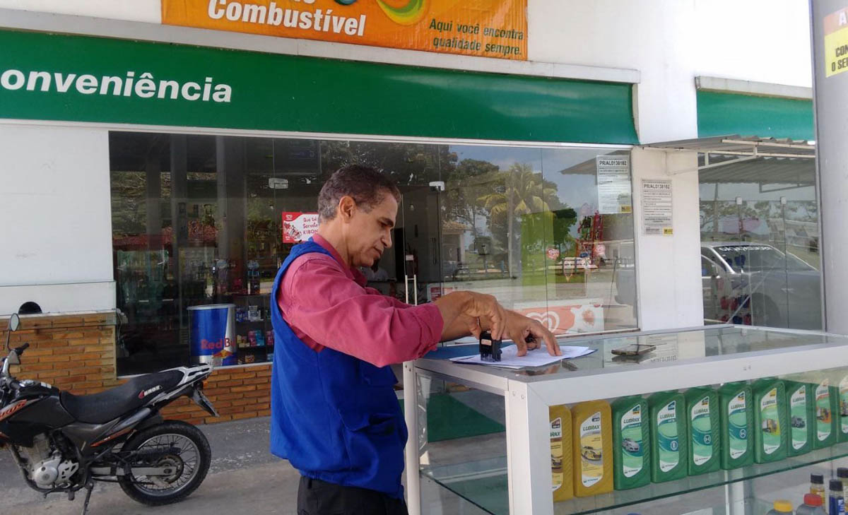 Procon AL fiscaliza postos de combustível em todo o Estado