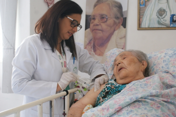 Pacientes do Ipaseal são vacinados contra influenza e pneumonia