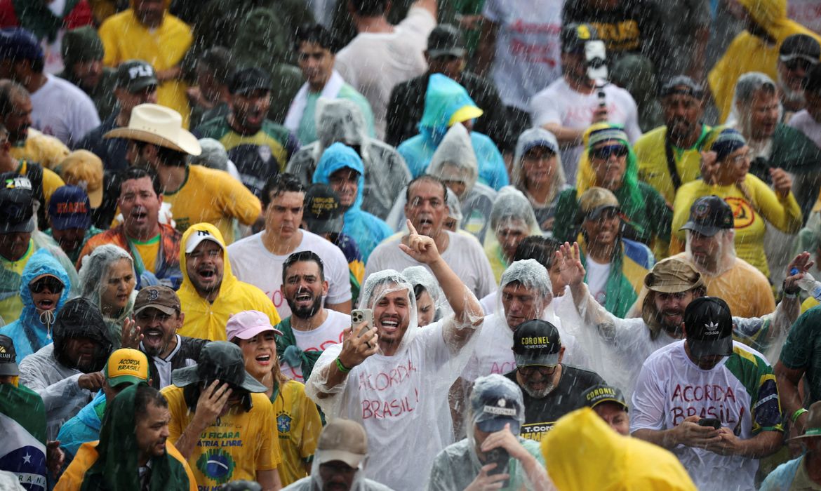 Raio atinge manifestantes bolsonaristas na Praça do Cruzeiro, em Brasília