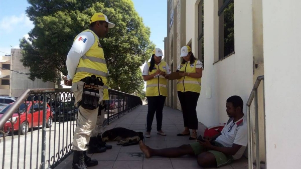 Ronda no Bairro solicita atendimento médico para homem em situação de rua na Jatiúca