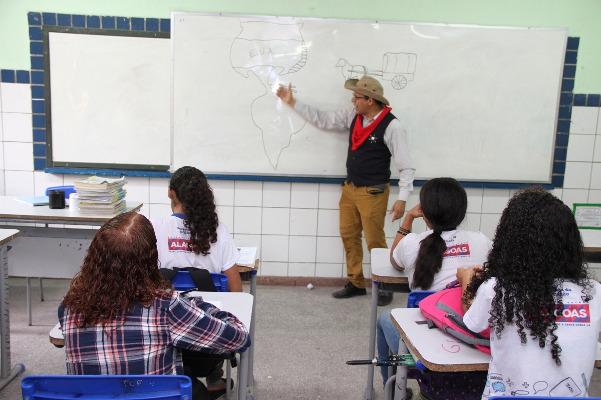 Professor usa criatividade para dinamizar aulas de História