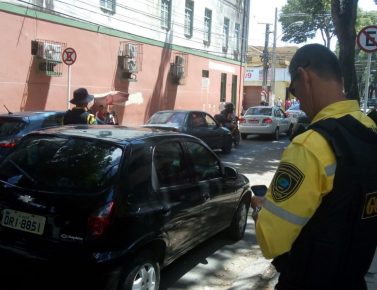 SMTT autua veículos por estacionamento irregular em Maceió