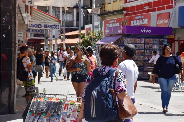 Saiba o que abre e o que fecha em AL no Dia do Comerciário