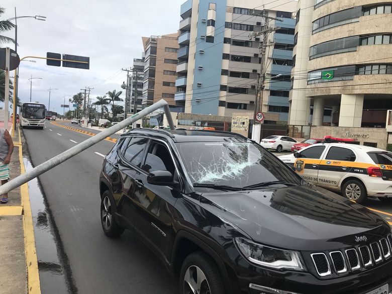 Poste cai em carro parado na Orla de Maceió