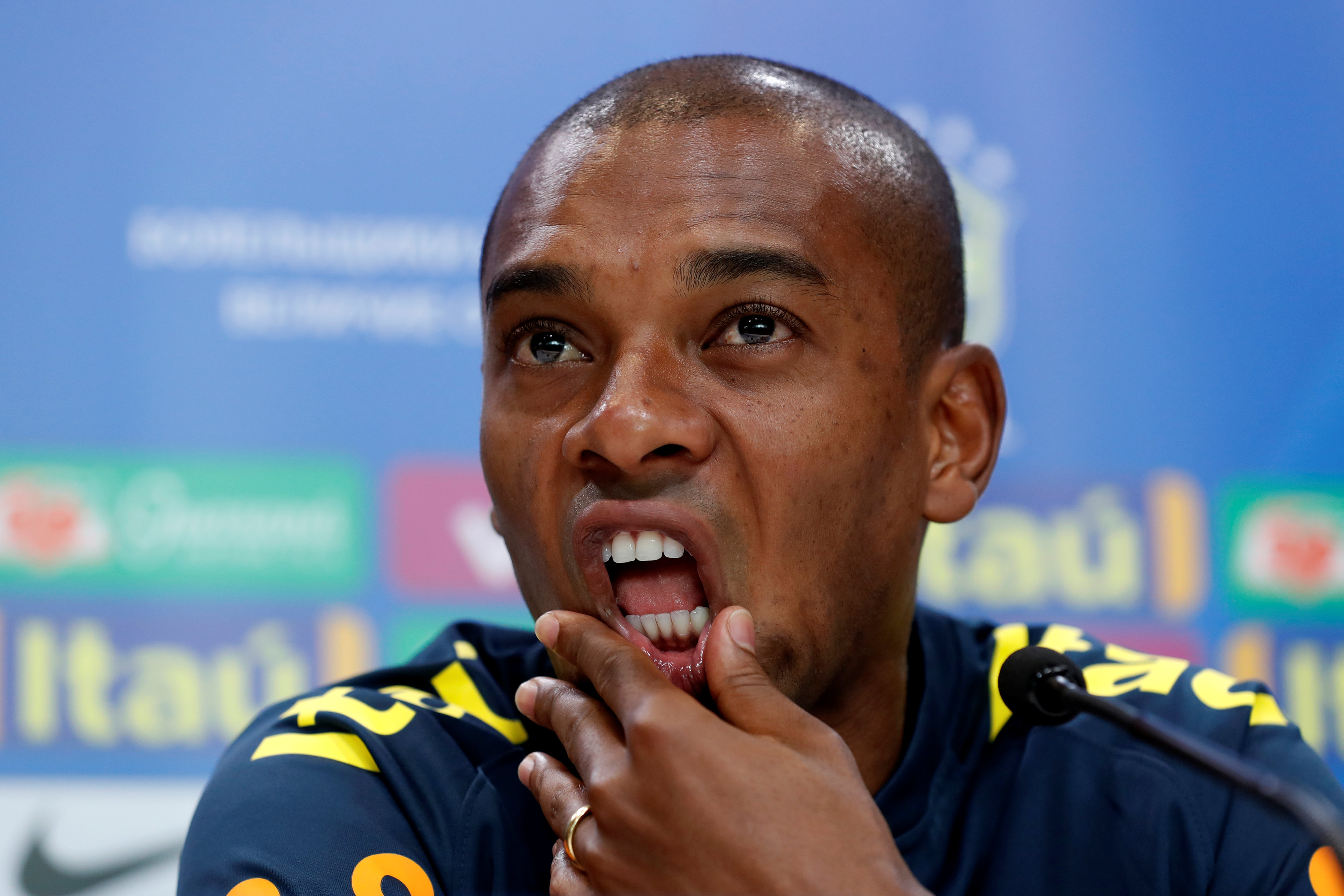 Após o jogo: Fernandinho é alvo de ofensas racistas nas redes sociais
