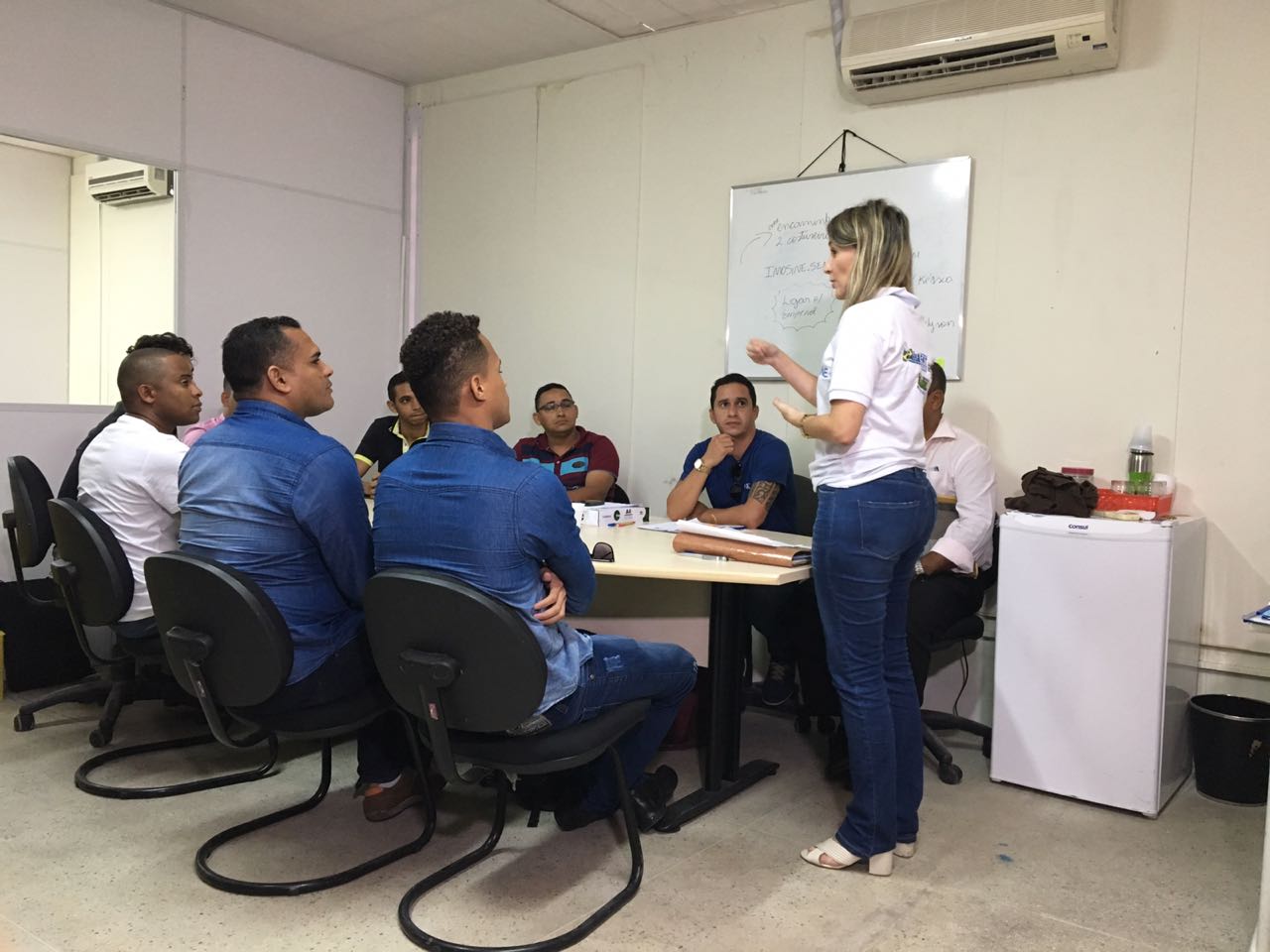 Sine Maceió orienta trabalhadores sobre currículos e postura profissional