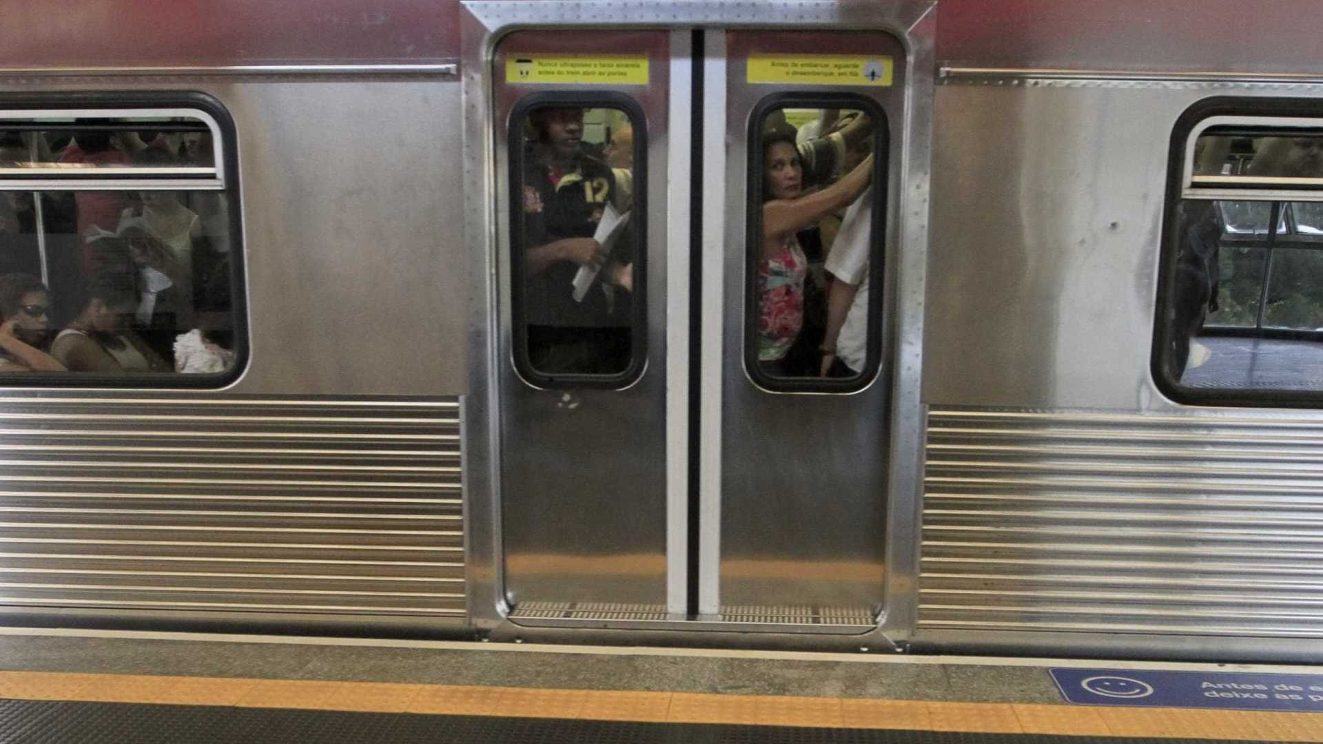 Homem foge após ejacular em mulher dentro do trem