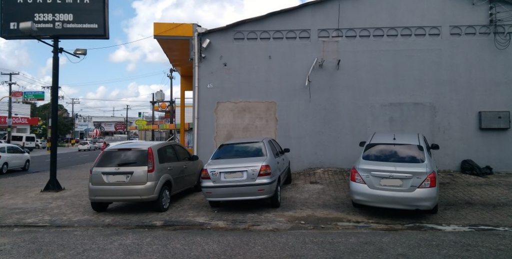 Estacionar no passeio prejudica a mobilidade urbana de Maceió