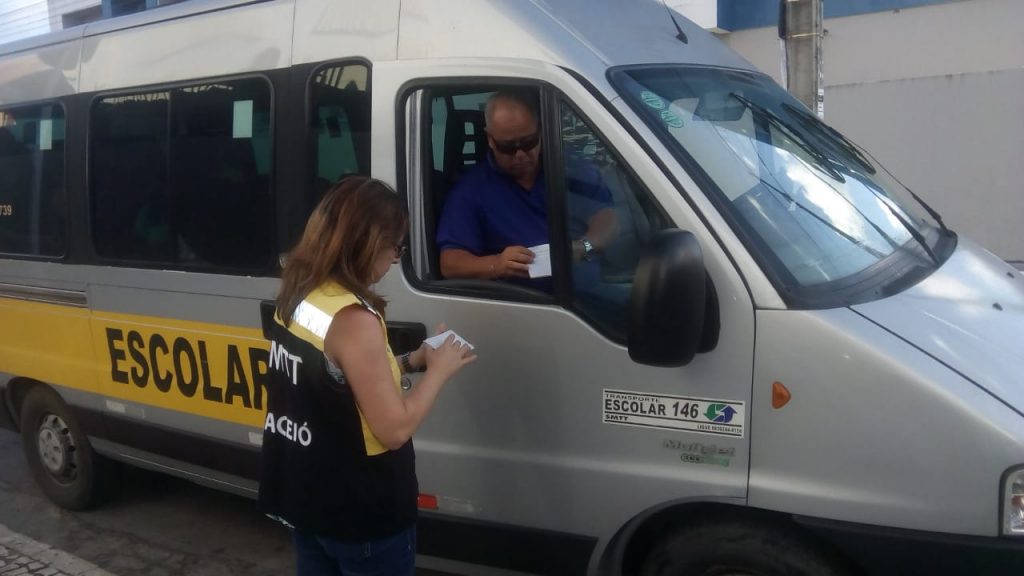Agentes da SMTT fiscalizam transportes regulares em Maceió