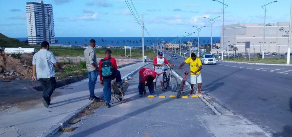 SMTT retira sinalização irregular de ciclovia em Cruz das Almas
