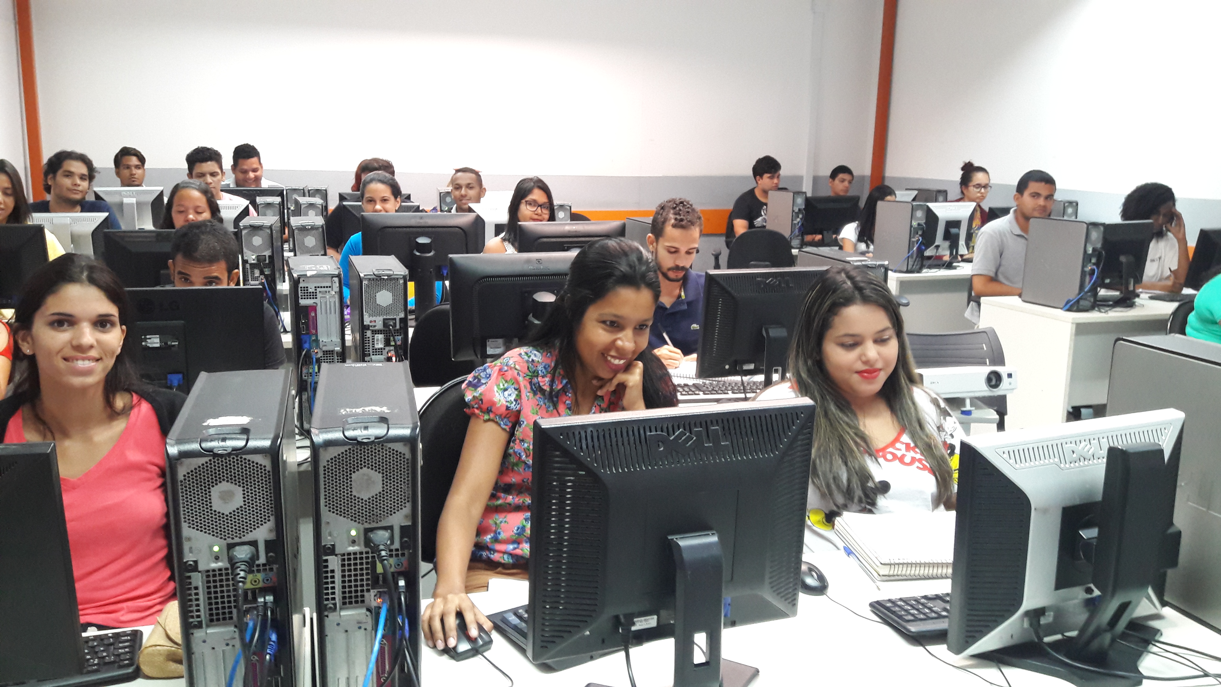 Sine anuncia 200 vagas de qualificação em telemarketing