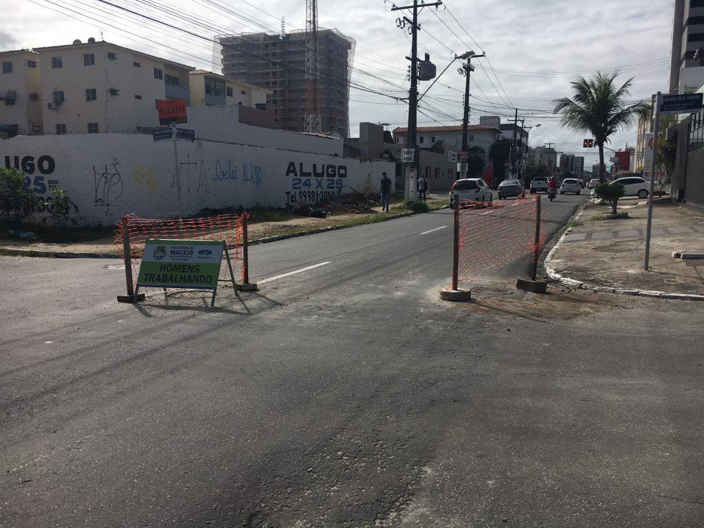 Tampões de ferro são nivelados em vias de Maceió