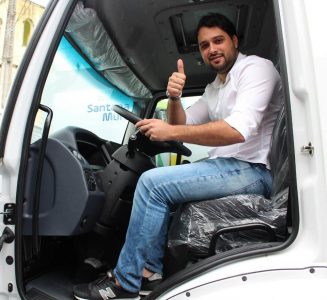 Prefeito entrega novos veículos e reforça a frota do município