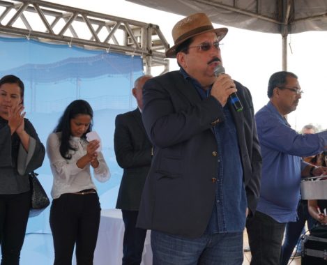 Prefeito Gilberto Gonçalves comemora início da construção de escolas estaduais