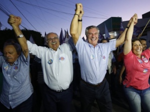 Collor une forças e arrasta multidão em caminhada