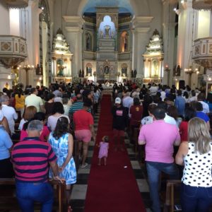 Fiéis lotam Catedral Metropolitana durante missa em honra à Nossa Senhora dos Prazeres
