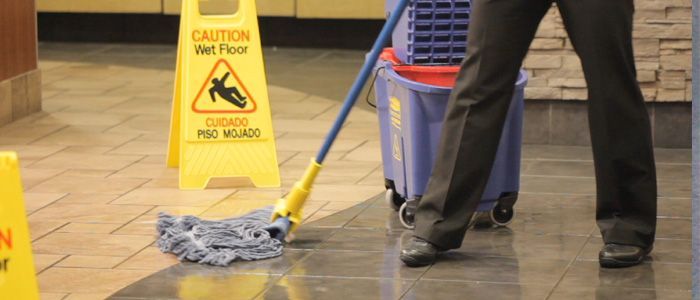 GBarbosa deve indenizar cliente que levou queda em piso molhado